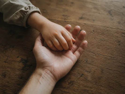 A gyerek, aki vigyáz – Parentifikáció a családban