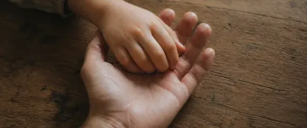 A gyerek, aki vigyáz – Parentifikáció a családban